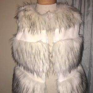 New Laseine faux fur vest size large